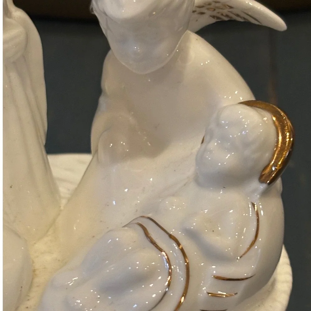 Vintage White Porcelain Nativity Music Box Angels Baby Jesus Gold Trim 22947